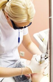 Lekarz przeprowadza zabieg fototermolizy