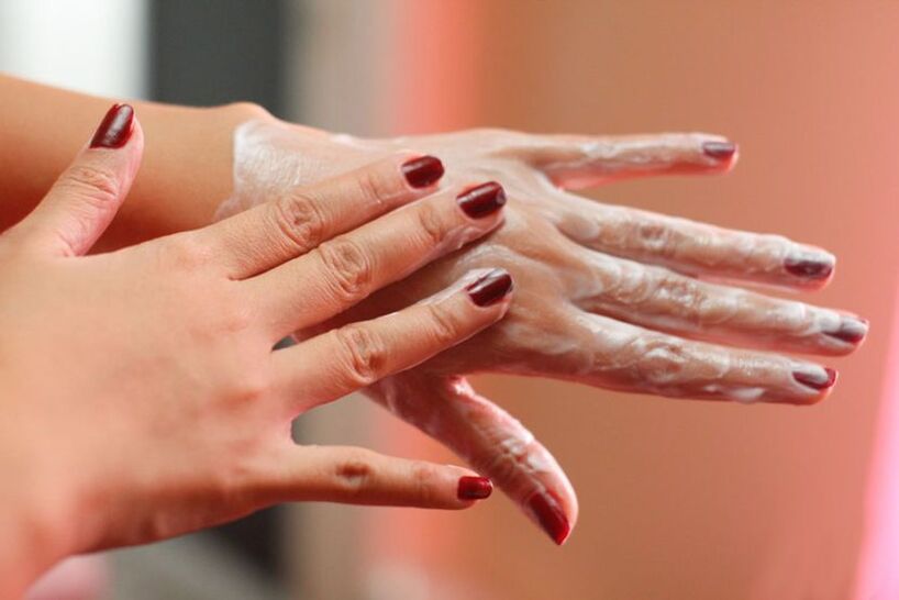 nakładanie kremu na dłonie w celu odmłodzenia skóry