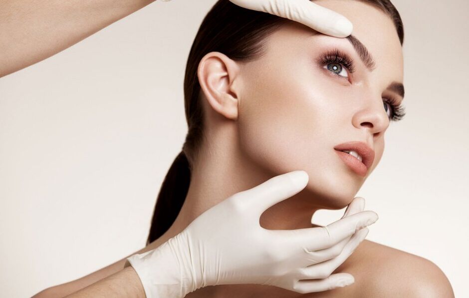 kosmetolog bada skórę twarzy przed odmłodzeniem